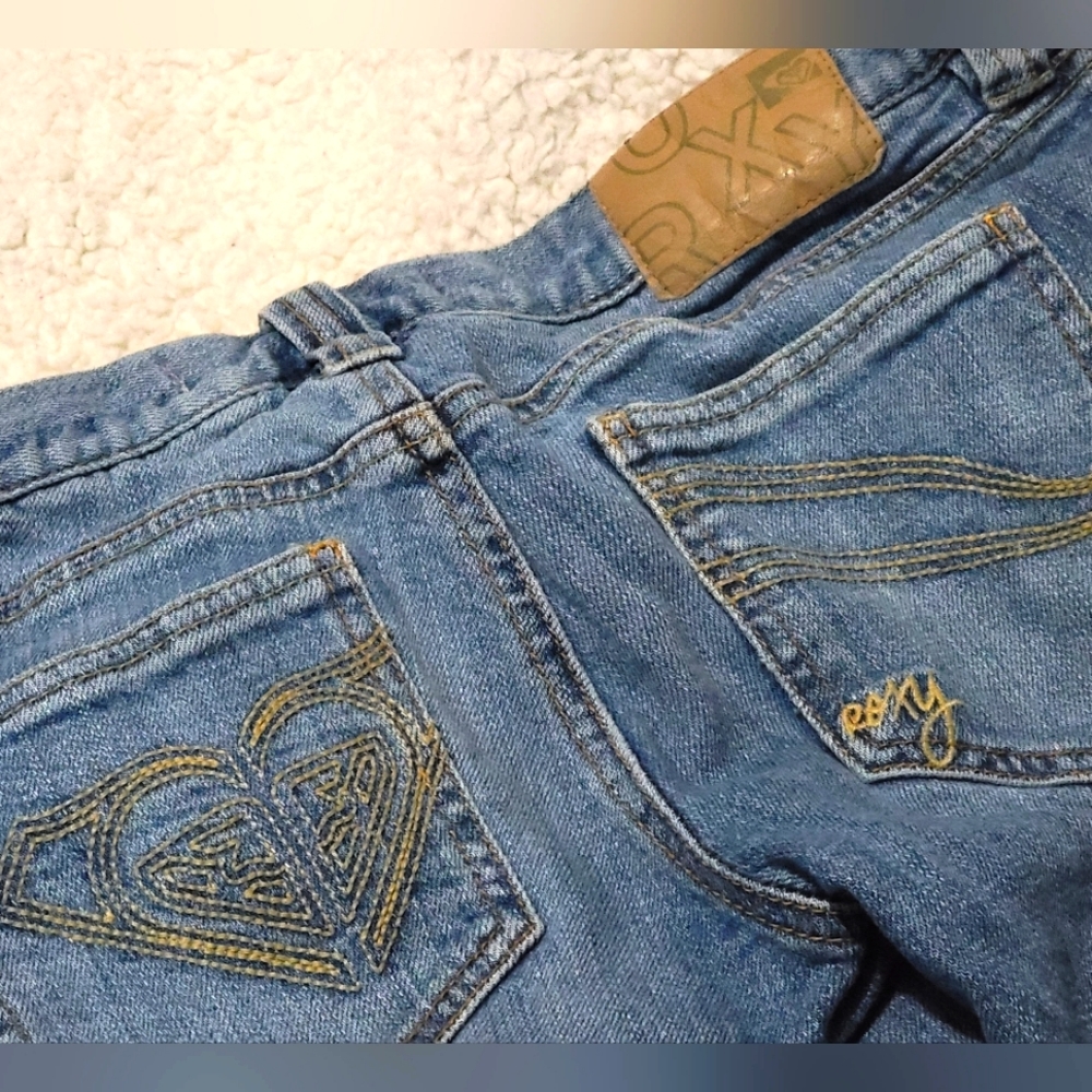 Roxy Jean Shorts. 98% cotton. Logo stitching on pockets, factory hem Size 5